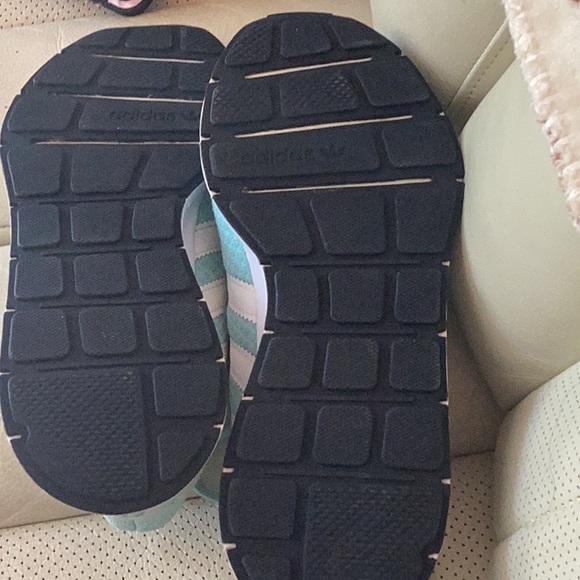 Adidas tennis shoes - Picture 6 of 7